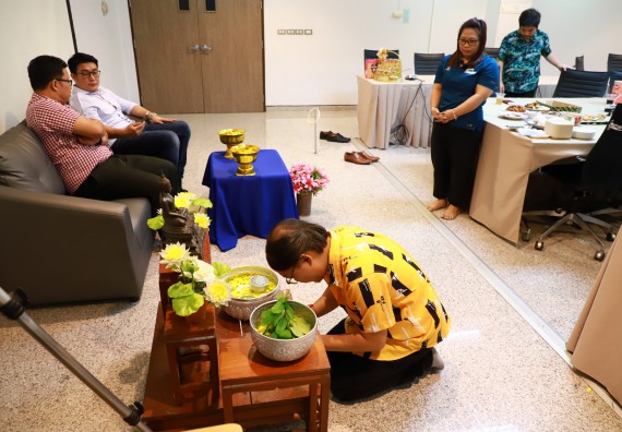 ผู้บริหารและเจ้าหน้าที่สำนักงานคณบดี รดน้ำดำหัวและขอพรคณบดี เนื่องในวันสงกรานต์ สืบสารประเพณีไทย