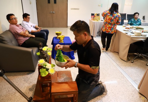 ผู้บริหารและเจ้าหน้าที่สำนักงานคณบดี รดน้ำดำหัวและขอพรคณบดี เนื่องในวันสงกรานต์ สืบสารประเพณีไทย