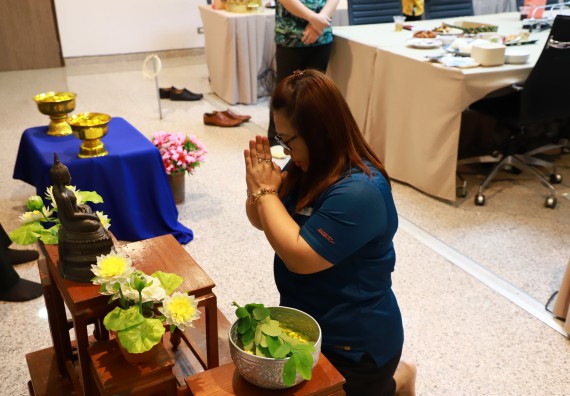 ผู้บริหารและเจ้าหน้าที่สำนักงานคณบดี รดน้ำดำหัวและขอพรคณบดี เนื่องในวันสงกรานต์ สืบสารประเพณีไทย