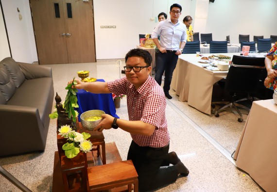 ผู้บริหารและเจ้าหน้าที่สำนักงานคณบดี รดน้ำดำหัวและขอพรคณบดี เนื่องในวันสงกรานต์ สืบสารประเพณีไทย