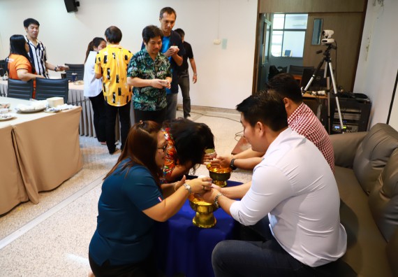 ผู้บริหารและเจ้าหน้าที่สำนักงานคณบดี รดน้ำดำหัวและขอพรคณบดี เนื่องในวันสงกรานต์ สืบสารประเพณีไทย