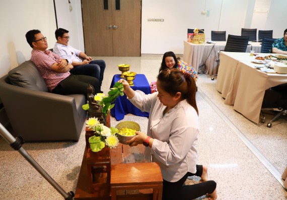 ผู้บริหารและเจ้าหน้าที่สำนักงานคณบดี รดน้ำดำหัวและขอพรคณบดี เนื่องในวันสงกรานต์ สืบสารประเพณีไทย