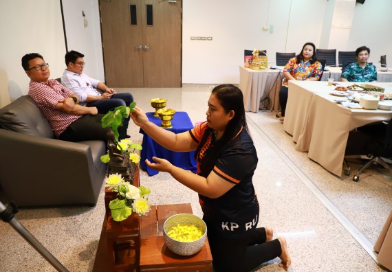 ผู้บริหารและเจ้าหน้าที่สำนักงานคณบดี รดน้ำดำหัวและขอพรคณบดี เนื่องในวันสงกรานต์ สืบสารประเพณีไทย