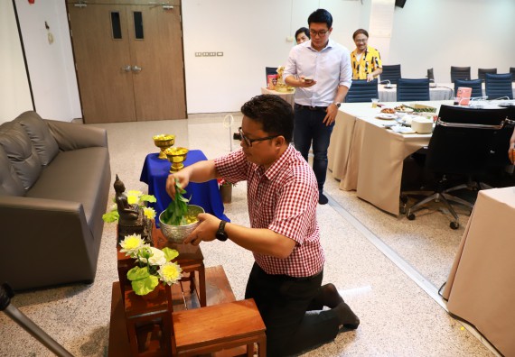 ผู้บริหารและเจ้าหน้าที่สำนักงานคณบดี รดน้ำดำหัวและขอพรคณบดี เนื่องในวันสงกรานต์ สืบสารประเพณีไทย