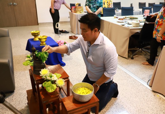 ผู้บริหารและเจ้าหน้าที่สำนักงานคณบดี รดน้ำดำหัวและขอพรคณบดี เนื่องในวันสงกรานต์ สืบสารประเพณีไทย