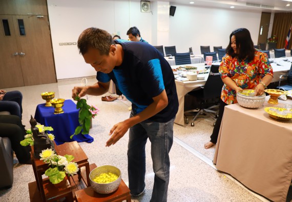ผู้บริหารและเจ้าหน้าที่สำนักงานคณบดี รดน้ำดำหัวและขอพรคณบดี เนื่องในวันสงกรานต์ สืบสารประเพณีไทย