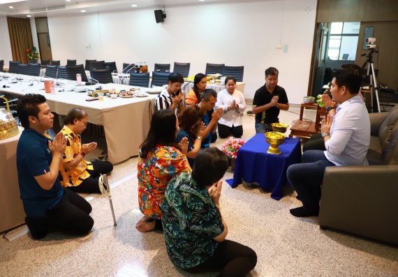 ผู้บริหารและเจ้าหน้าที่สำนักงานคณบดี รดน้ำดำหัวและขอพรคณบดี เนื่องในวันสงกรานต์ สืบสารประเพณีไทย