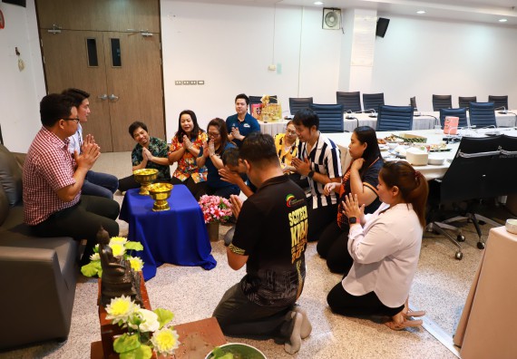 ผู้บริหารและเจ้าหน้าที่สำนักงานคณบดี รดน้ำดำหัวและขอพรคณบดี เนื่องในวันสงกรานต์ สืบสารประเพณีไทย