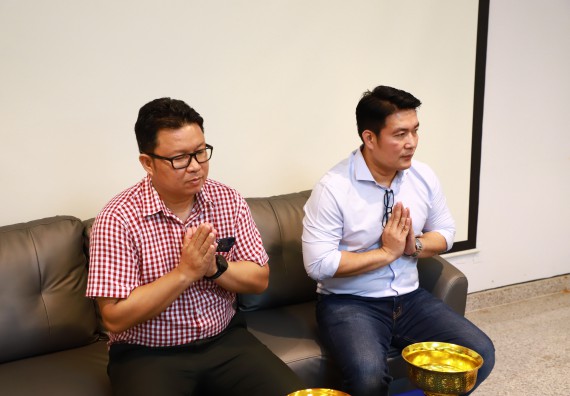 ผู้บริหารและเจ้าหน้าที่สำนักงานคณบดี รดน้ำดำหัวและขอพรคณบดี เนื่องในวันสงกรานต์ สืบสารประเพณีไทย