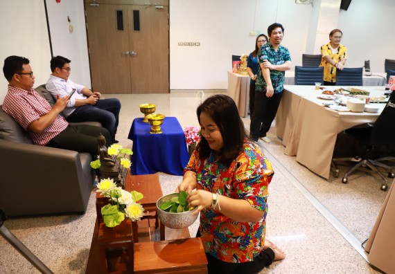 ผู้บริหารและเจ้าหน้าที่สำนักงานคณบดี รดน้ำดำหัวและขอพรคณบดี เนื่องในวันสงกรานต์ สืบสารประเพณีไทย