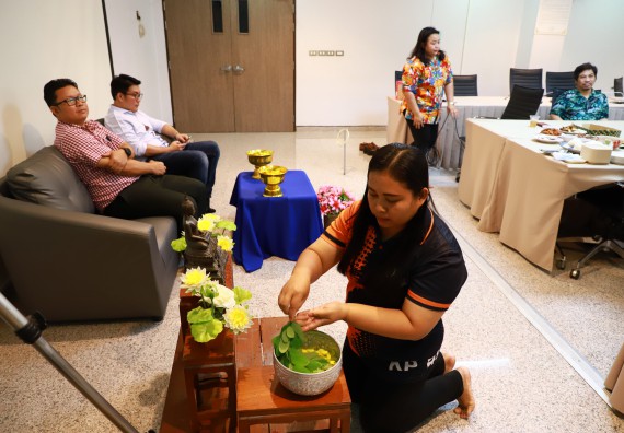 ผู้บริหารและเจ้าหน้าที่สำนักงานคณบดี รดน้ำดำหัวและขอพรคณบดี เนื่องในวันสงกรานต์ สืบสารประเพณีไทย