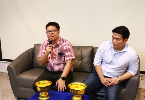 ผู้บริหารและเจ้าหน้าที่สำนักงานคณบดี รดน้ำดำหัวและขอพรคณบดี เนื่องในวันสงกรานต์ สืบสารประเพณีไทย