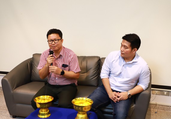 ผู้บริหารและเจ้าหน้าที่สำนักงานคณบดี รดน้ำดำหัวและขอพรคณบดี เนื่องในวันสงกรานต์ สืบสารประเพณีไทย