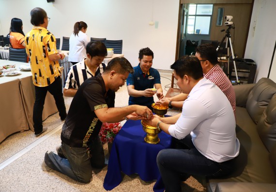 ผู้บริหารและเจ้าหน้าที่สำนักงานคณบดี รดน้ำดำหัวและขอพรคณบดี เนื่องในวันสงกรานต์ สืบสารประเพณีไทย