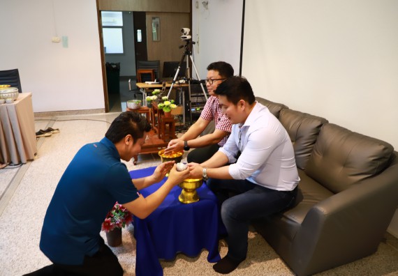 ผู้บริหารและเจ้าหน้าที่สำนักงานคณบดี รดน้ำดำหัวและขอพรคณบดี เนื่องในวันสงกรานต์ สืบสารประเพณีไทย