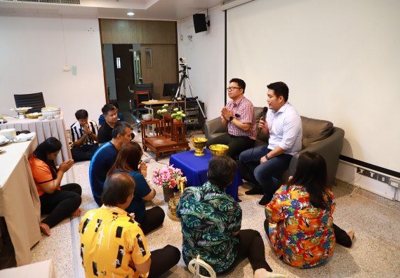 ผู้บริหารและเจ้าหน้าที่สำนักงานคณบดี รดน้ำดำหัวและขอพรคณบดี เนื่องในวันสงกรานต์ สืบสารประเพณีไทย