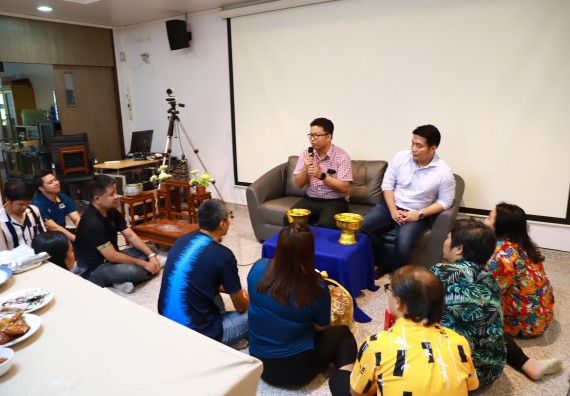 ผู้บริหารและเจ้าหน้าที่สำนักงานคณบดี รดน้ำดำหัวและขอพรคณบดี เนื่องในวันสงกรานต์ สืบสารประเพณีไทย