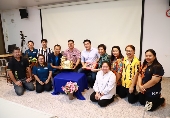 ผู้บริหารและเจ้าหน้าที่สำนักงานคณบดี รดน้ำดำหัวและขอพรคณบดี เนื่องในวันสงกรานต์ สืบสารประเพณีไทย