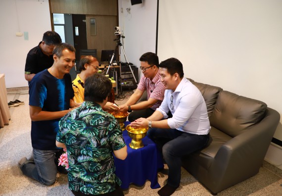ผู้บริหารและเจ้าหน้าที่สำนักงานคณบดี รดน้ำดำหัวและขอพรคณบดี เนื่องในวันสงกรานต์ สืบสารประเพณีไทย