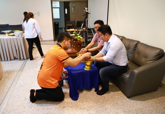 ผู้บริหารและเจ้าหน้าที่สำนักงานคณบดี รดน้ำดำหัวและขอพรคณบดี เนื่องในวันสงกรานต์ สืบสารประเพณีไทย