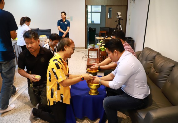 ผู้บริหารและเจ้าหน้าที่สำนักงานคณบดี รดน้ำดำหัวและขอพรคณบดี เนื่องในวันสงกรานต์ สืบสารประเพณีไทย