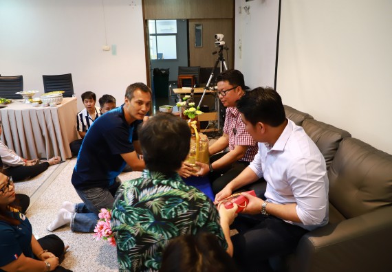 ผู้บริหารและเจ้าหน้าที่สำนักงานคณบดี รดน้ำดำหัวและขอพรคณบดี เนื่องในวันสงกรานต์ สืบสารประเพณีไทย