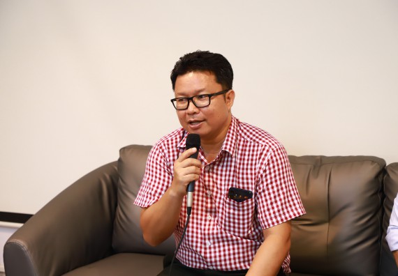 ผู้บริหารและเจ้าหน้าที่สำนักงานคณบดี รดน้ำดำหัวและขอพรคณบดี เนื่องในวันสงกรานต์ สืบสารประเพณีไทย