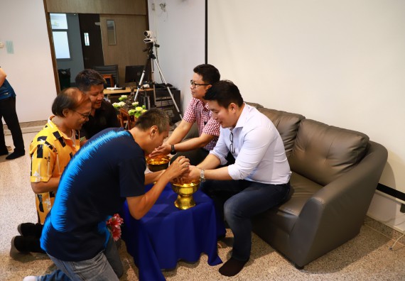 ผู้บริหารและเจ้าหน้าที่สำนักงานคณบดี รดน้ำดำหัวและขอพรคณบดี เนื่องในวันสงกรานต์ สืบสารประเพณีไทย
