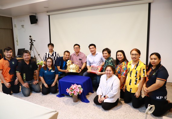 ผู้บริหารและเจ้าหน้าที่สำนักงานคณบดี รดน้ำดำหัวและขอพรคณบดี เนื่องในวันสงกรานต์ สืบสารประเพณีไทย