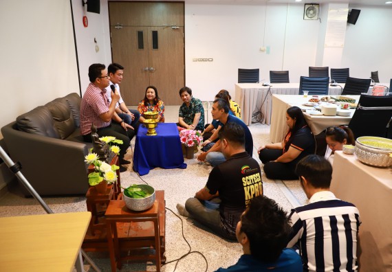 ผู้บริหารและเจ้าหน้าที่สำนักงานคณบดี รดน้ำดำหัวและขอพรคณบดี เนื่องในวันสงกรานต์ สืบสารประเพณีไทย