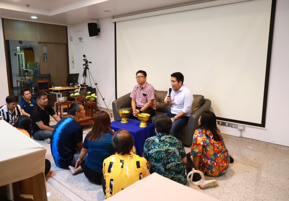 ผู้บริหารและเจ้าหน้าที่สำนักงานคณบดี รดน้ำดำหัวและขอพรคณบดี เนื่องในวันสงกรานต์ สืบสารประเพณีไทย