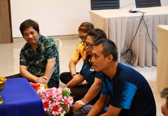 ผู้บริหารและเจ้าหน้าที่สำนักงานคณบดี รดน้ำดำหัวและขอพรคณบดี เนื่องในวันสงกรานต์ สืบสารประเพณีไทย