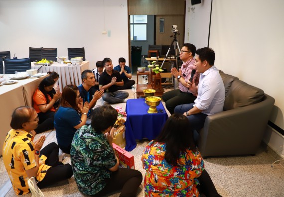 ผู้บริหารและเจ้าหน้าที่สำนักงานคณบดี รดน้ำดำหัวและขอพรคณบดี เนื่องในวันสงกรานต์ สืบสารประเพณีไทย