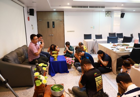 ผู้บริหารและเจ้าหน้าที่สำนักงานคณบดี รดน้ำดำหัวและขอพรคณบดี เนื่องในวันสงกรานต์ สืบสารประเพณีไทย