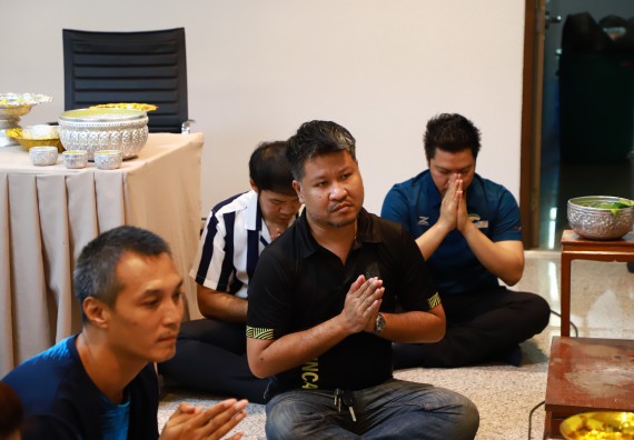 ผู้บริหารและเจ้าหน้าที่สำนักงานคณบดี รดน้ำดำหัวและขอพรคณบดี เนื่องในวันสงกรานต์ สืบสารประเพณีไทย