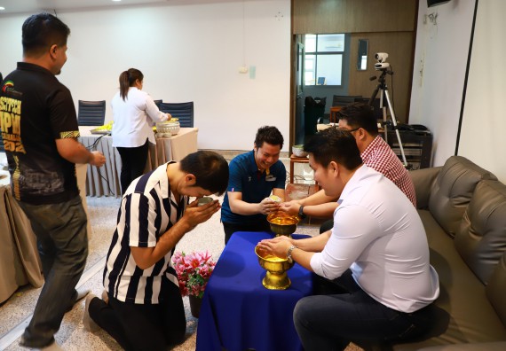 ผู้บริหารและเจ้าหน้าที่สำนักงานคณบดี รดน้ำดำหัวและขอพรคณบดี เนื่องในวันสงกรานต์ สืบสารประเพณีไทย