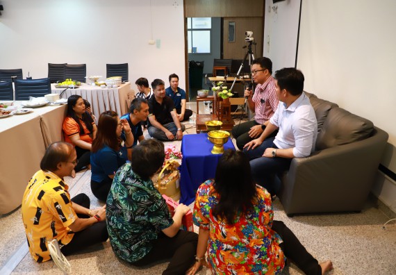 ผู้บริหารและเจ้าหน้าที่สำนักงานคณบดี รดน้ำดำหัวและขอพรคณบดี เนื่องในวันสงกรานต์ สืบสารประเพณีไทย