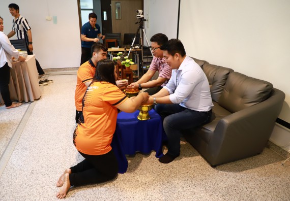 ผู้บริหารและเจ้าหน้าที่สำนักงานคณบดี รดน้ำดำหัวและขอพรคณบดี เนื่องในวันสงกรานต์ สืบสารประเพณีไทย