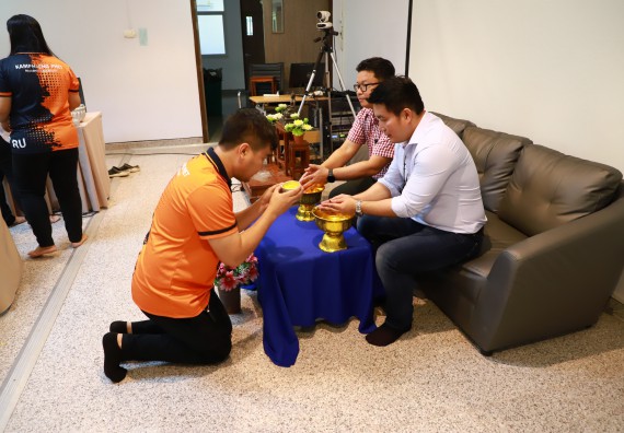 ผู้บริหารและเจ้าหน้าที่สำนักงานคณบดี รดน้ำดำหัวและขอพรคณบดี เนื่องในวันสงกรานต์ สืบสารประเพณีไทย