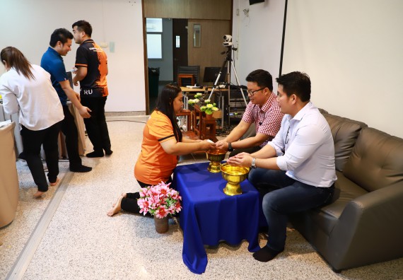 ผู้บริหารและเจ้าหน้าที่สำนักงานคณบดี รดน้ำดำหัวและขอพรคณบดี เนื่องในวันสงกรานต์ สืบสารประเพณีไทย