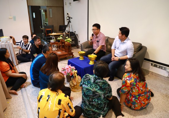 ผู้บริหารและเจ้าหน้าที่สำนักงานคณบดี รดน้ำดำหัวและขอพรคณบดี เนื่องในวันสงกรานต์ สืบสารประเพณีไทย