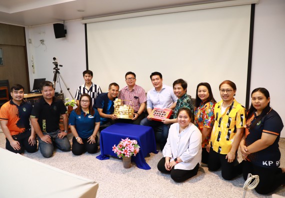 ผู้บริหารและเจ้าหน้าที่สำนักงานคณบดี รดน้ำดำหัวและขอพรคณบดี เนื่องในวันสงกรานต์ สืบสารประเพณีไทย