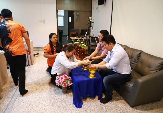 ผู้บริหารและเจ้าหน้าที่สำนักงานคณบดี รดน้ำดำหัวและขอพรคณบดี เนื่องในวันสงกรานต์ สืบสารประเพณีไทย