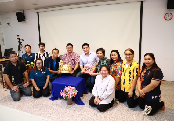 ผู้บริหารและเจ้าหน้าที่สำนักงานคณบดี รดน้ำดำหัวและขอพรคณบดี เนื่องในวันสงกรานต์ สืบสารประเพณีไทย