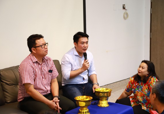 ผู้บริหารและเจ้าหน้าที่สำนักงานคณบดี รดน้ำดำหัวและขอพรคณบดี เนื่องในวันสงกรานต์ สืบสารประเพณีไทย