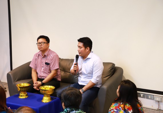 ผู้บริหารและเจ้าหน้าที่สำนักงานคณบดี รดน้ำดำหัวและขอพรคณบดี เนื่องในวันสงกรานต์ สืบสารประเพณีไทย