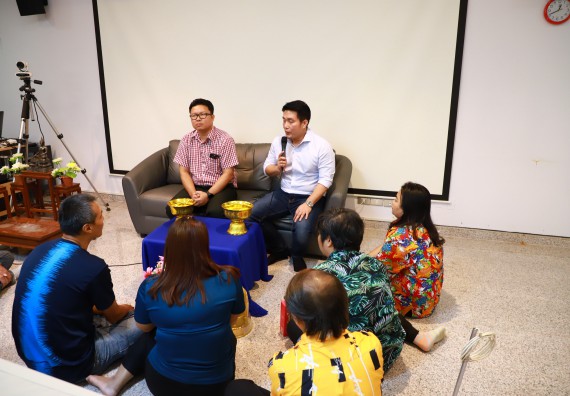 ผู้บริหารและเจ้าหน้าที่สำนักงานคณบดี รดน้ำดำหัวและขอพรคณบดี เนื่องในวันสงกรานต์ สืบสารประเพณีไทย