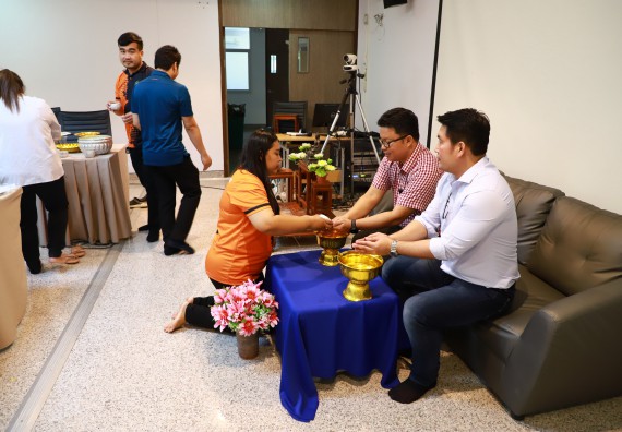 ผู้บริหารและเจ้าหน้าที่สำนักงานคณบดี รดน้ำดำหัวและขอพรคณบดี เนื่องในวันสงกรานต์ สืบสารประเพณีไทย