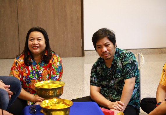 ผู้บริหารและเจ้าหน้าที่สำนักงานคณบดี รดน้ำดำหัวและขอพรคณบดี เนื่องในวันสงกรานต์ สืบสารประเพณีไทย