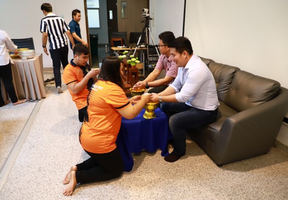 ผู้บริหารและเจ้าหน้าที่สำนักงานคณบดี รดน้ำดำหัวและขอพรคณบดี เนื่องในวันสงกรานต์ สืบสารประเพณีไทย